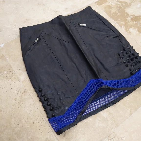 NEW English Rose Black Faux Leather Spiked Miniskirt Blue Fishnet - Picture 2 of 5